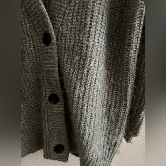 Universal Thread Sweater - Picture 4 of 5